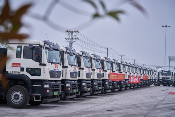 首季開門紅丨中國重汽豪沃重卡批量交付，賦能全場景運輸高質量發展